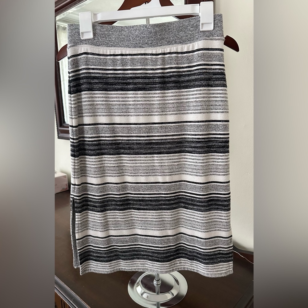 GAP Black and White Ribbed Pencil Skirt